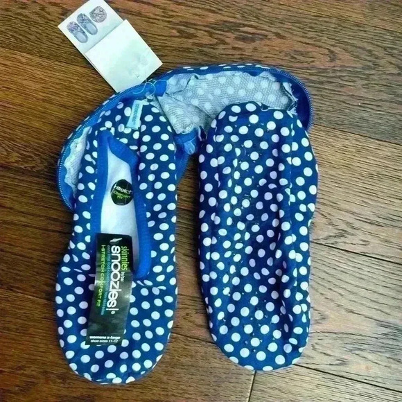 NWT Skinnies Snoozies Women’s Poka Dot Blue Travel Lightweight Slippers XL 11-12 - Picture 3 of 13